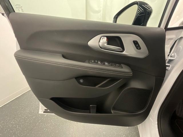 new 2024 Chrysler Pacifica Hybrid car, priced at $46,250