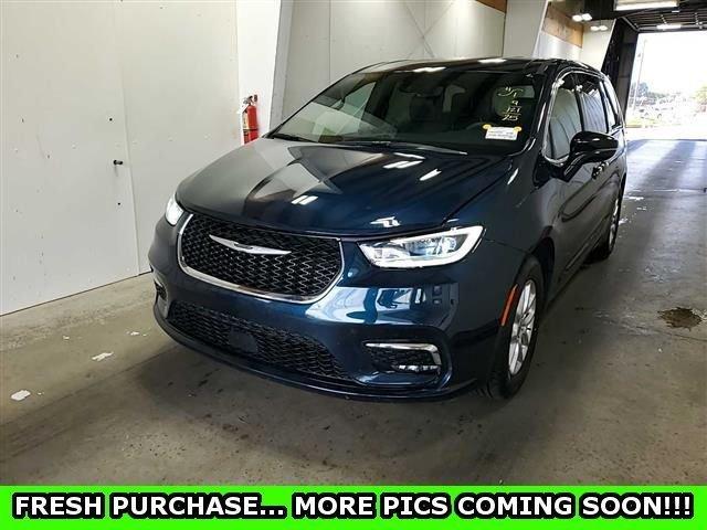 used 2025 Chrysler Pacifica car, priced at $27,100