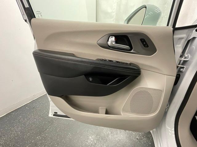 used 2021 Chrysler Pacifica Hybrid car, priced at $18,337