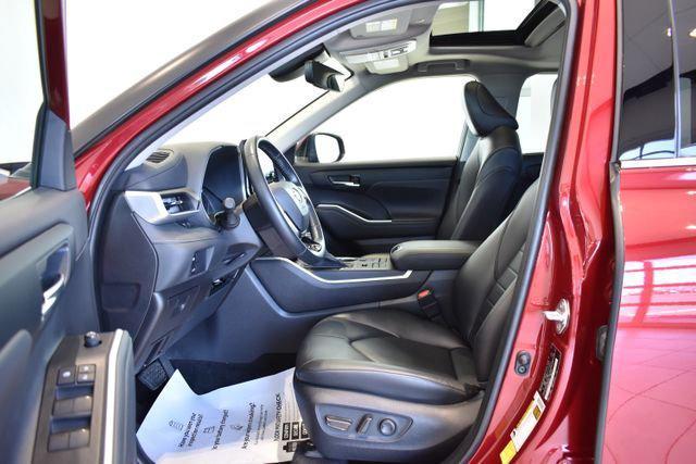 used 2021 Toyota Highlander car, priced at $32,997
