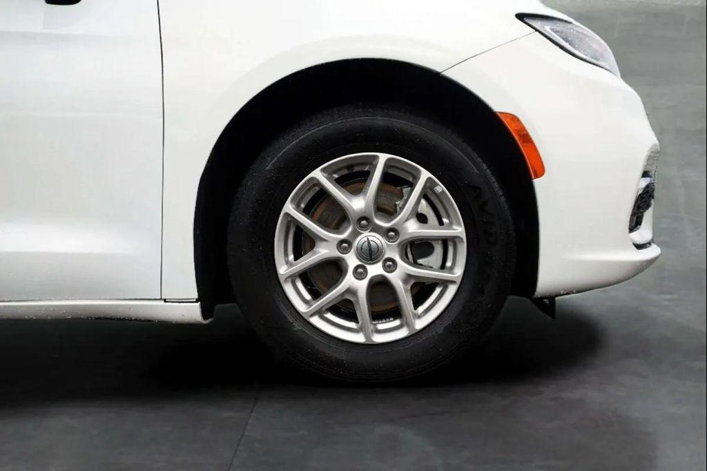 used 2024 Chrysler Pacifica car, priced at $27,988