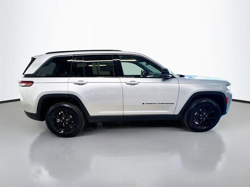 new 2026 Jeep Grand Cherokee car, priced at $45,582