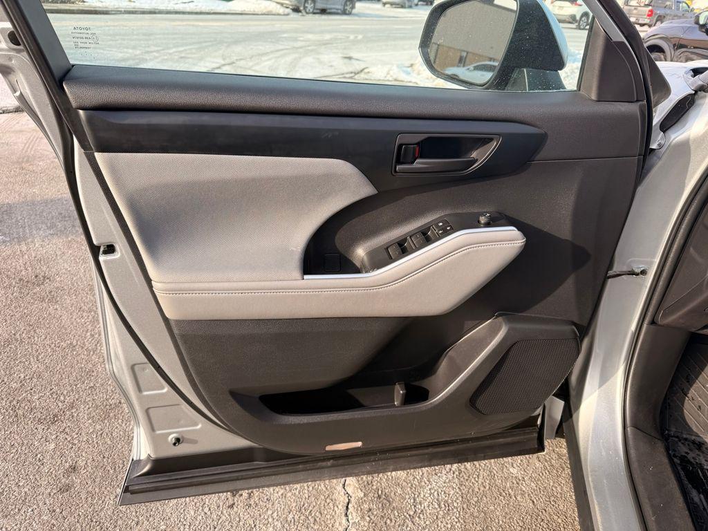 used 2022 Toyota Highlander car, priced at $30,699