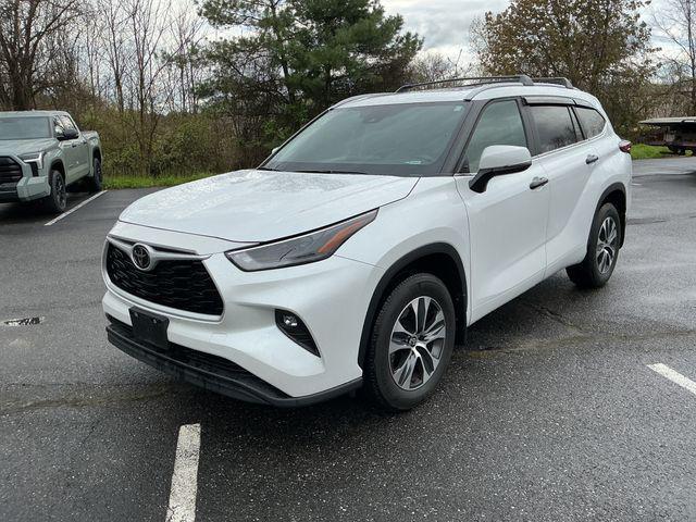 used 2025 Toyota Highlander car, priced at $43,299