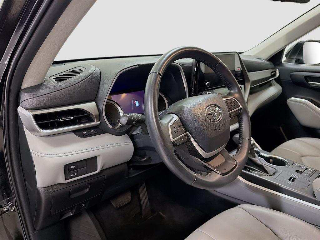 used 2023 Toyota Highlander Hybrid car, priced at $38,982