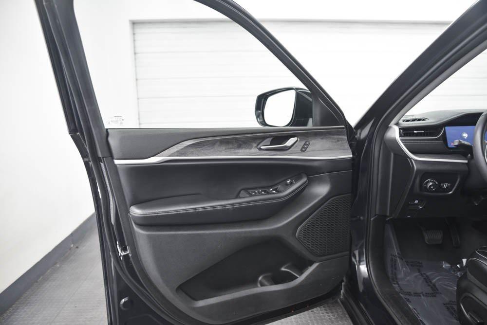 used 2024 Jeep Grand Cherokee car, priced at $28,272