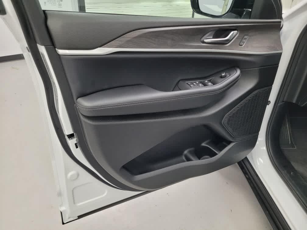 new 2025 Jeep Grand Cherokee car, priced at $45,540