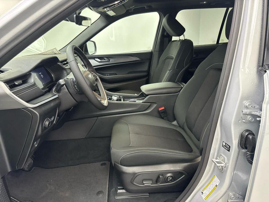 new 2025 Jeep Grand Cherokee car, priced at $39,420