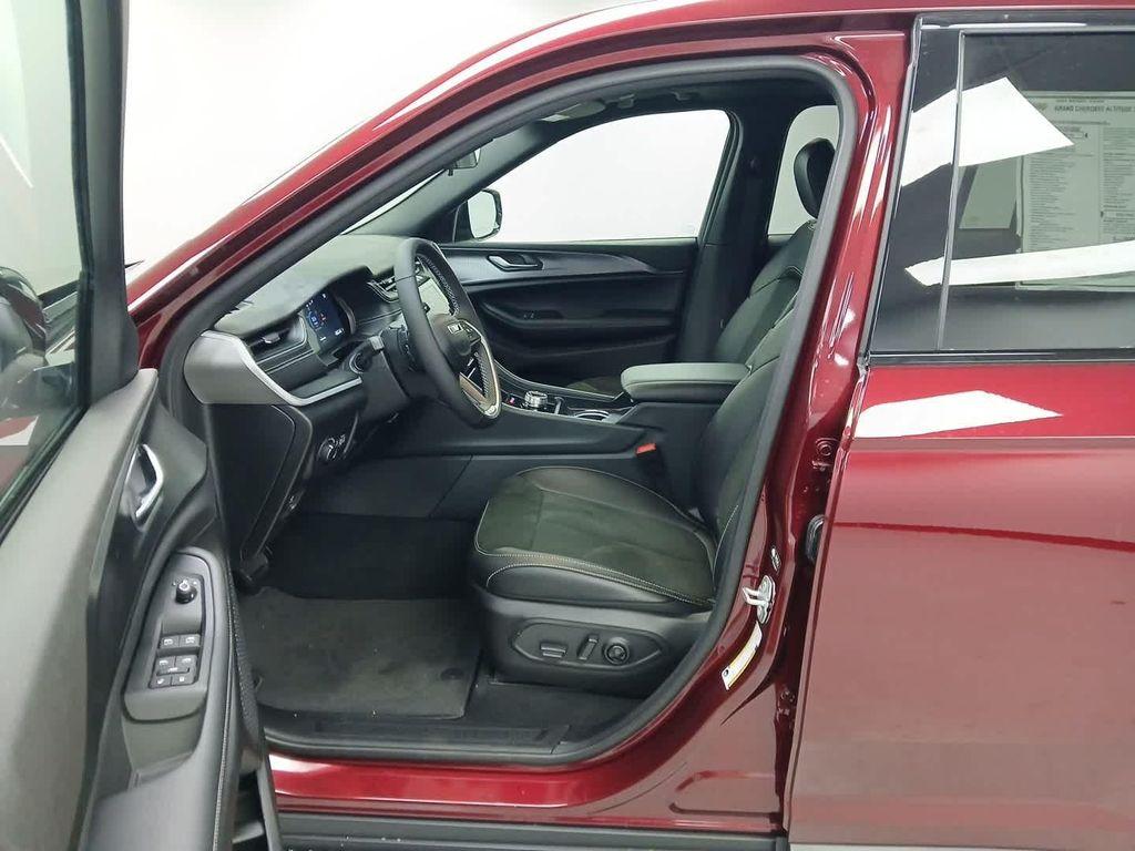 new 2025 Jeep Grand Cherokee car, priced at $41,980