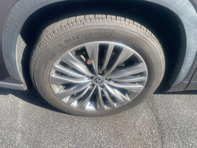 used 2022 Toyota Highlander car, priced at $38,522