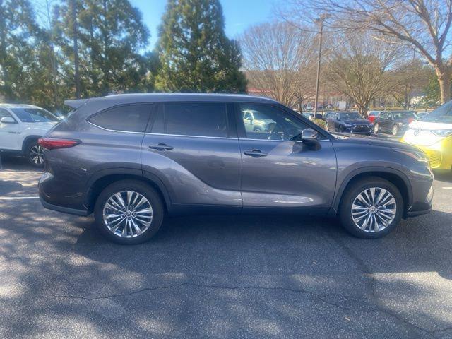 used 2022 Toyota Highlander car, priced at $38,522