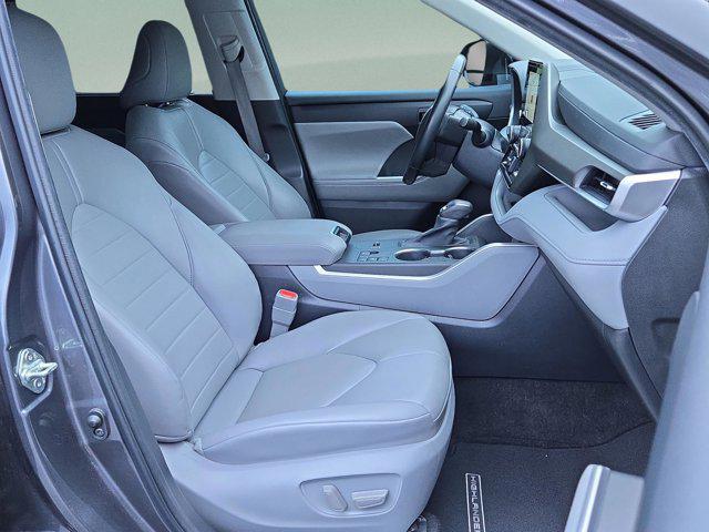 used 2023 Toyota Highlander Hybrid car, priced at $34,404