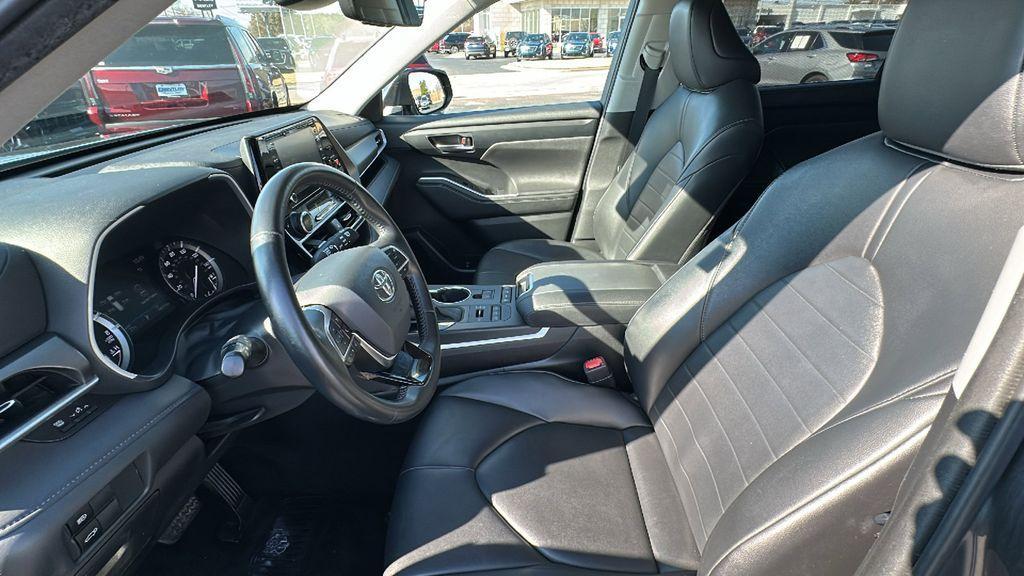 used 2020 Toyota Highlander car, priced at $22,400