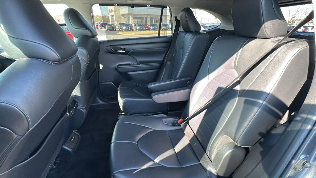 used 2020 Toyota Highlander car, priced at $22,400