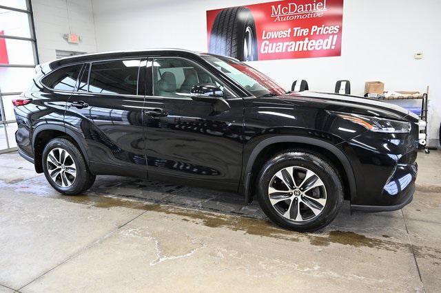 used 2021 Toyota Highlander car, priced at $31,900