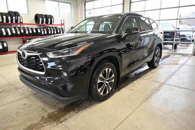 used 2021 Toyota Highlander car, priced at $31,900
