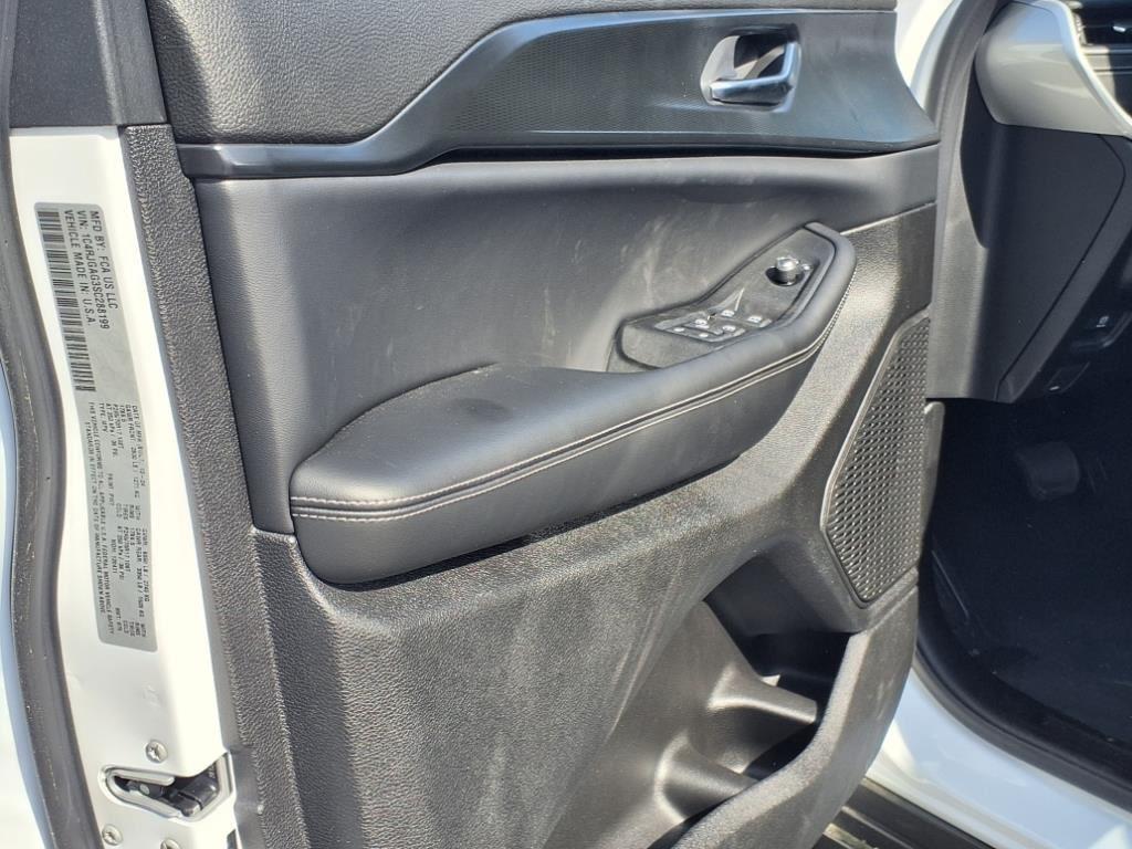 new 2025 Jeep Grand Cherokee car, priced at $40,535