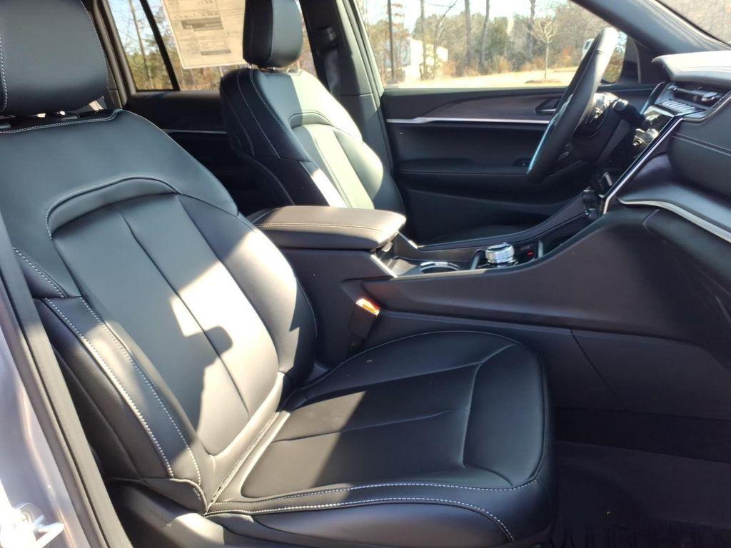 new 2025 Jeep Grand Cherokee car, priced at $44,980