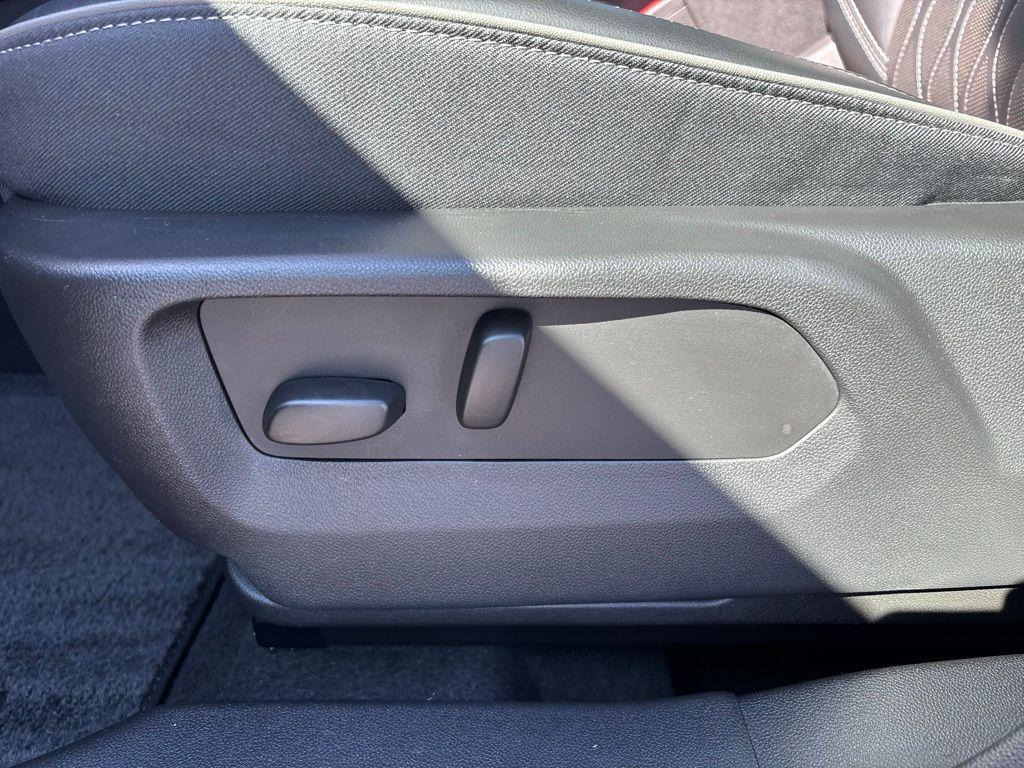 used 2023 Buick Envision car, priced at $33,101