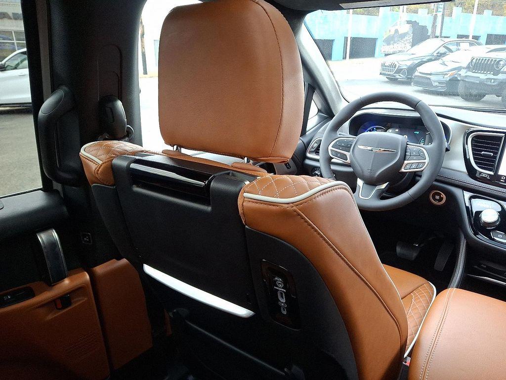 used 2024 Chrysler Pacifica car