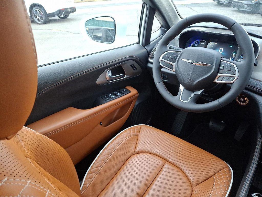 used 2024 Chrysler Pacifica car