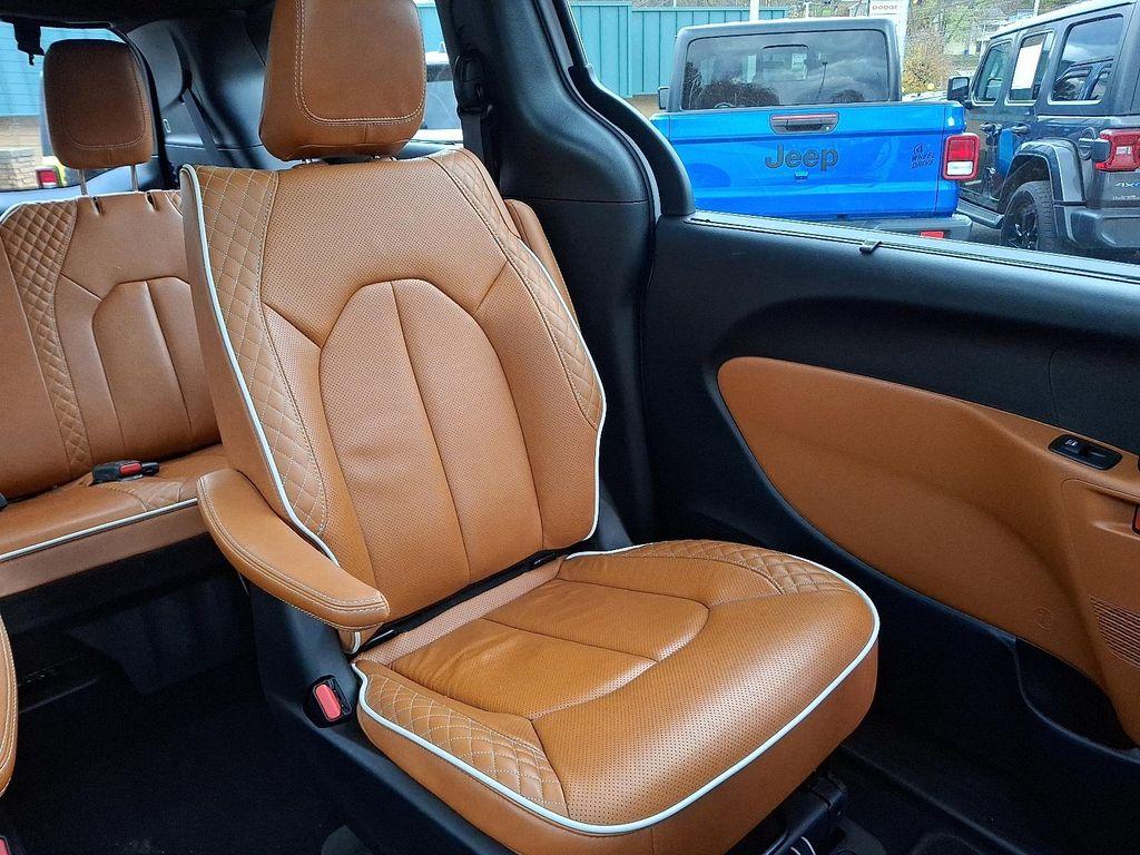 used 2024 Chrysler Pacifica car