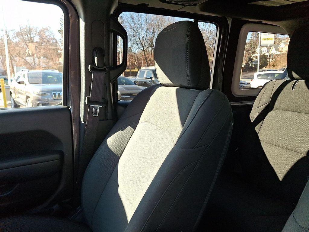 used 2022 Jeep Wrangler Unlimited car, priced at $31,817