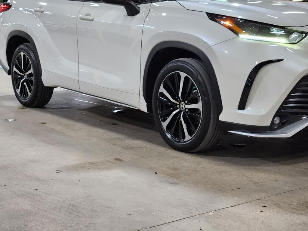 used 2021 Toyota Highlander car, priced at $33,266