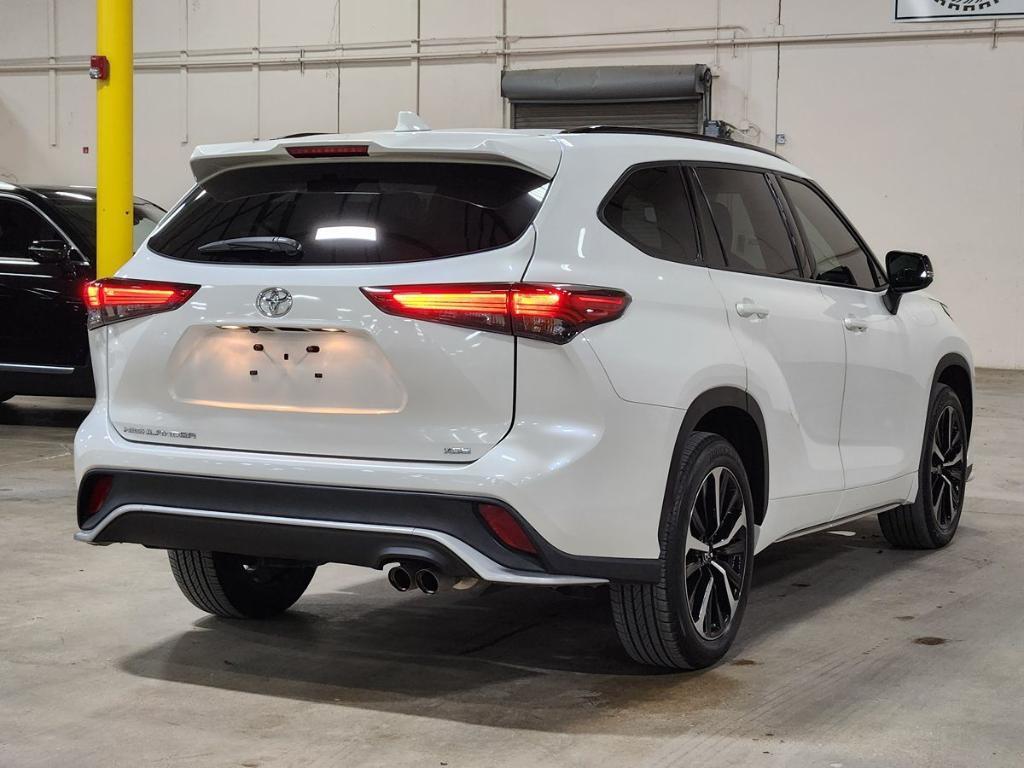 used 2021 Toyota Highlander car, priced at $33,266