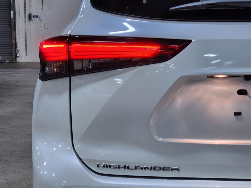 used 2021 Toyota Highlander car, priced at $33,266