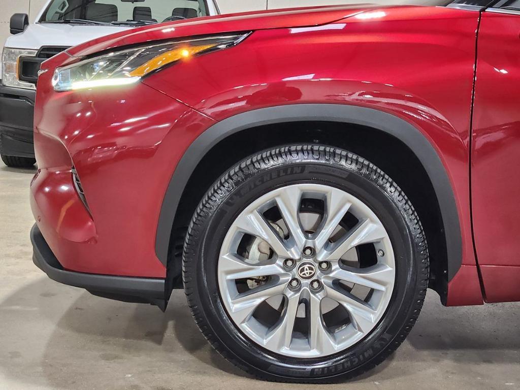 used 2021 Toyota Highlander car, priced at $34,652
