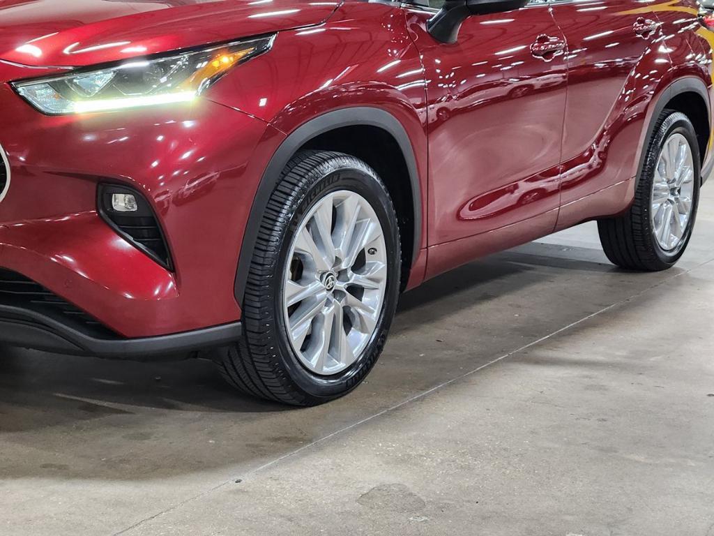 used 2021 Toyota Highlander car, priced at $34,652