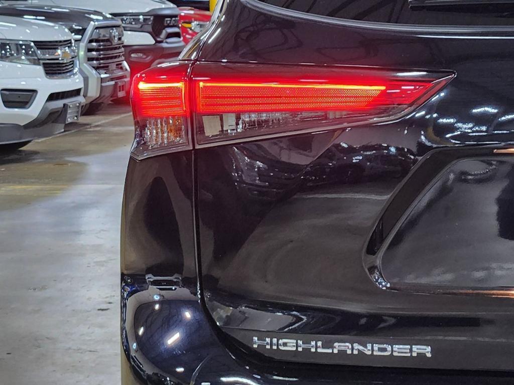 used 2022 Toyota Highlander car, priced at $33,461