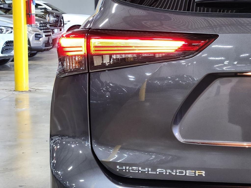 used 2021 Toyota Highlander car, priced at $24,885