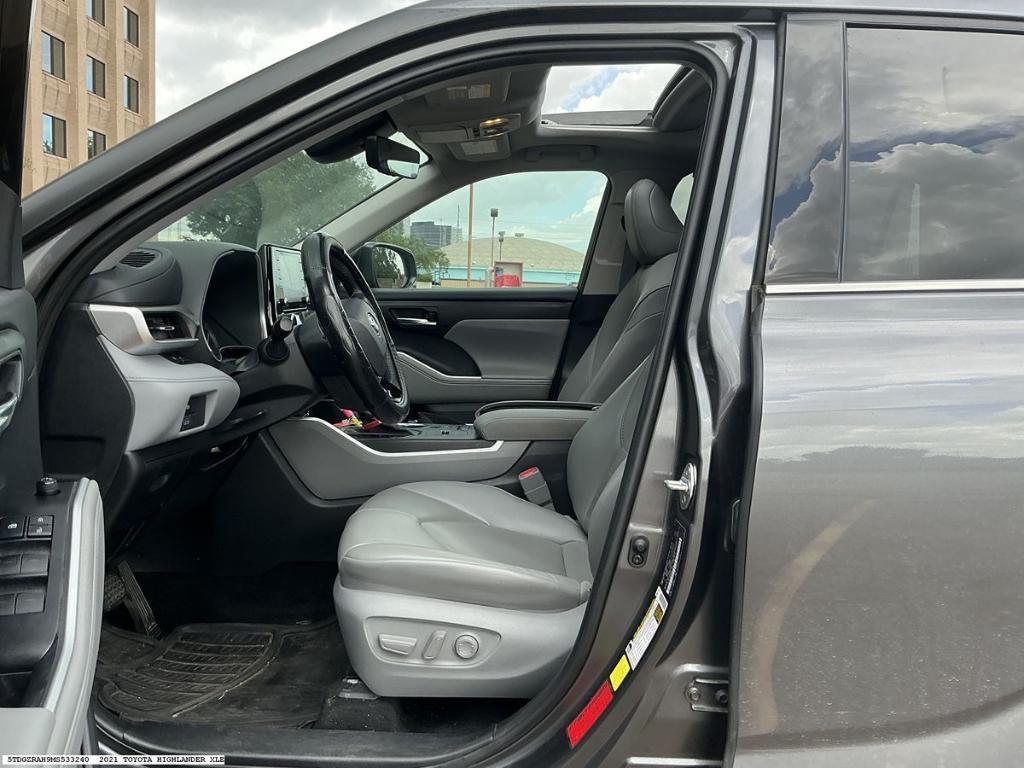 used 2021 Toyota Highlander car, priced at $33,086