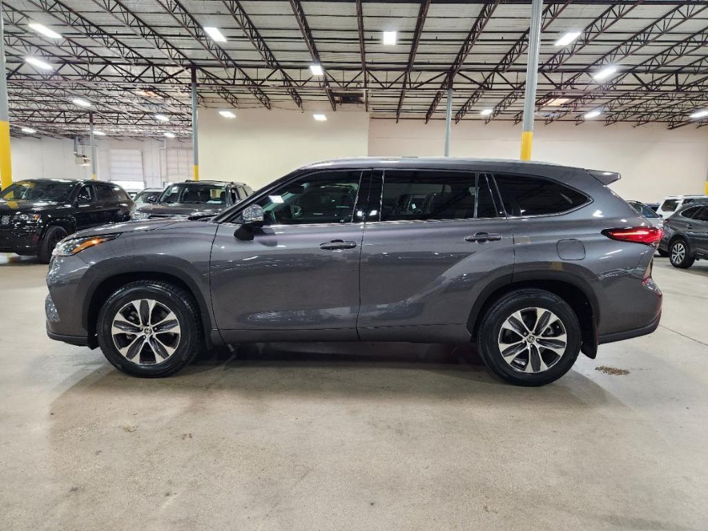 used 2022 Toyota Highlander car, priced at $32,661