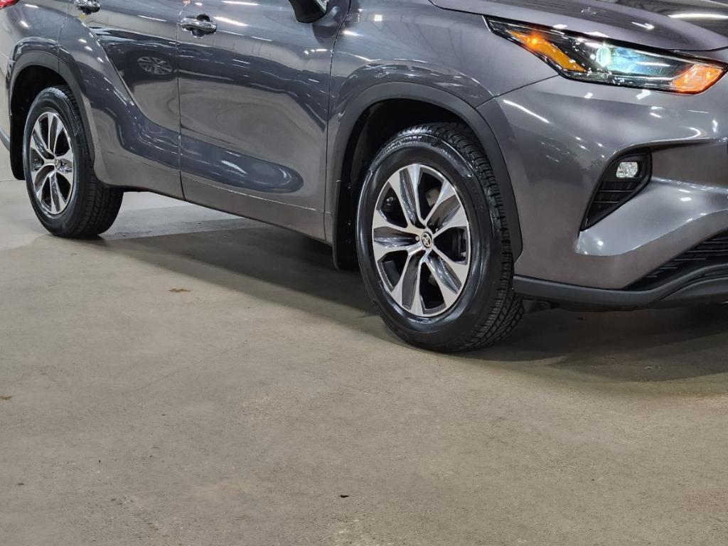 used 2022 Toyota Highlander car, priced at $32,661