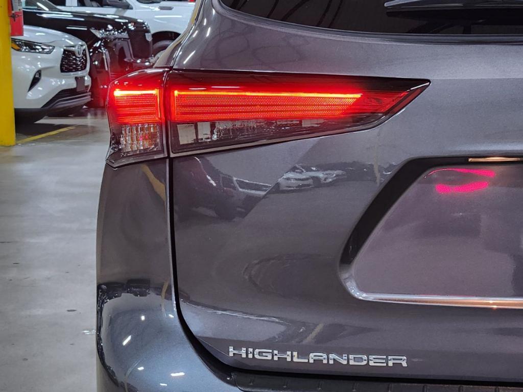 used 2022 Toyota Highlander car, priced at $32,661