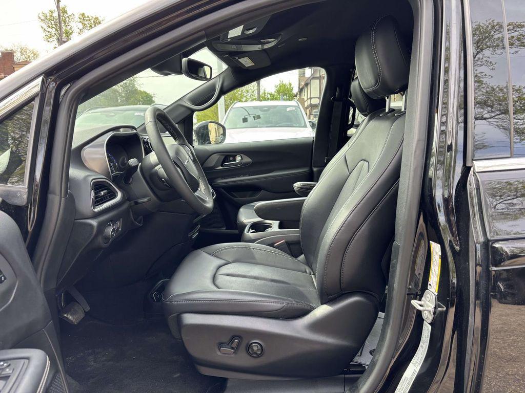 used 2025 Chrysler Pacifica car, priced at $32,293