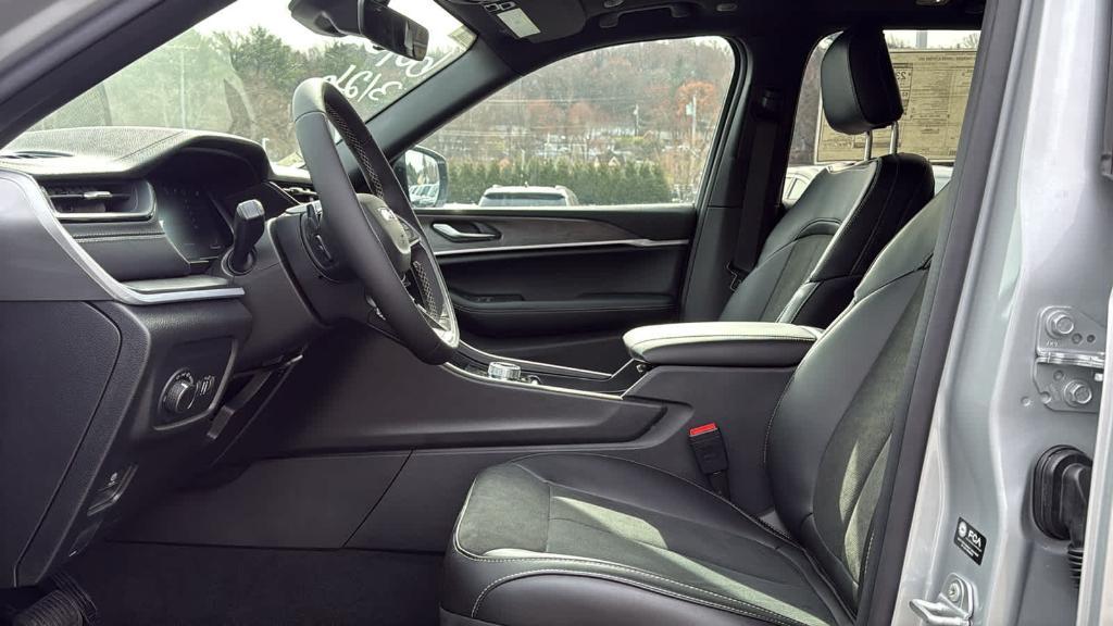 new 2026 Jeep Grand Cherokee car, priced at $47,945