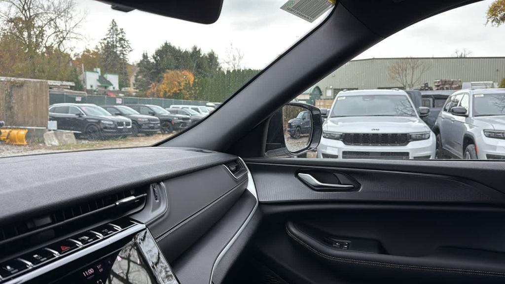 new 2025 Jeep Grand Cherokee car, priced at $46,030