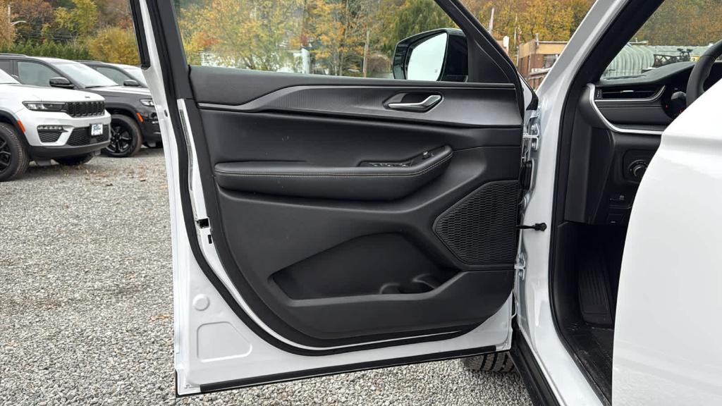 new 2025 Jeep Grand Cherokee car, priced at $46,030