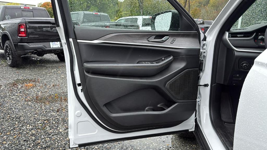 new 2025 Jeep Grand Cherokee car, priced at $49,640