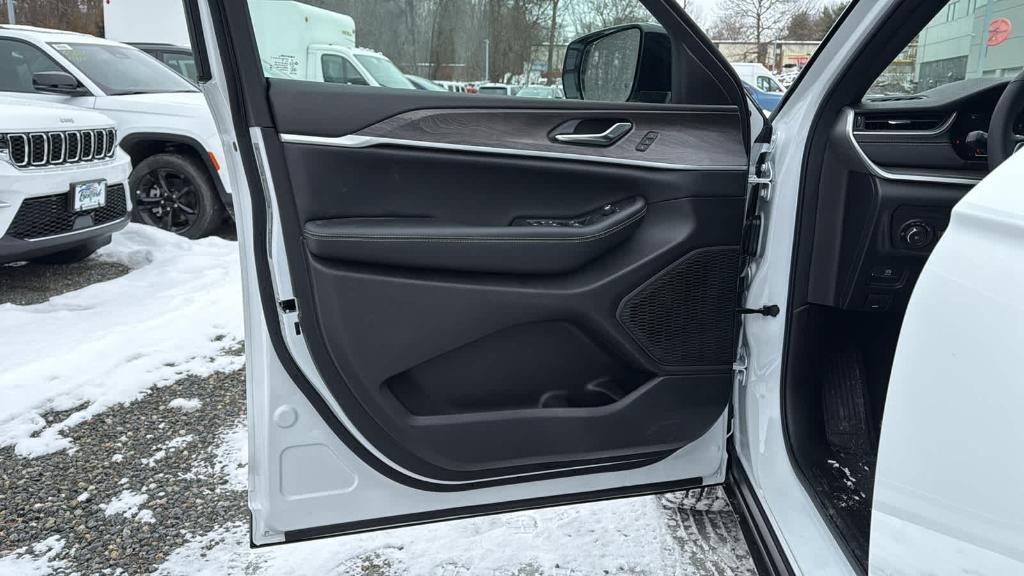 new 2025 Jeep Grand Cherokee car, priced at $51,890