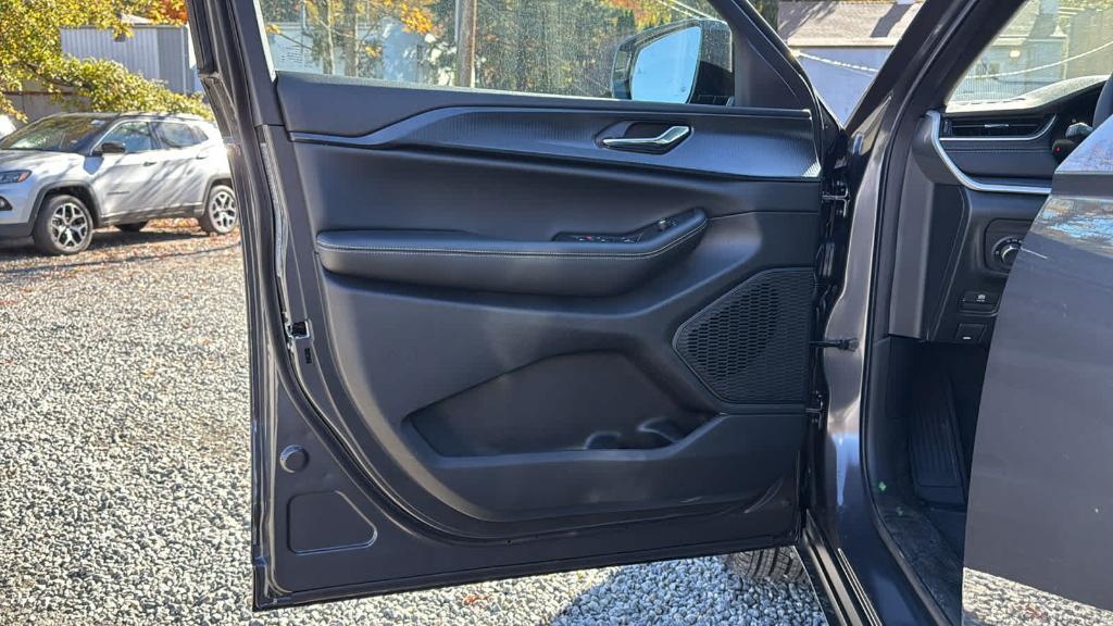 new 2025 Jeep Grand Cherokee car, priced at $44,980