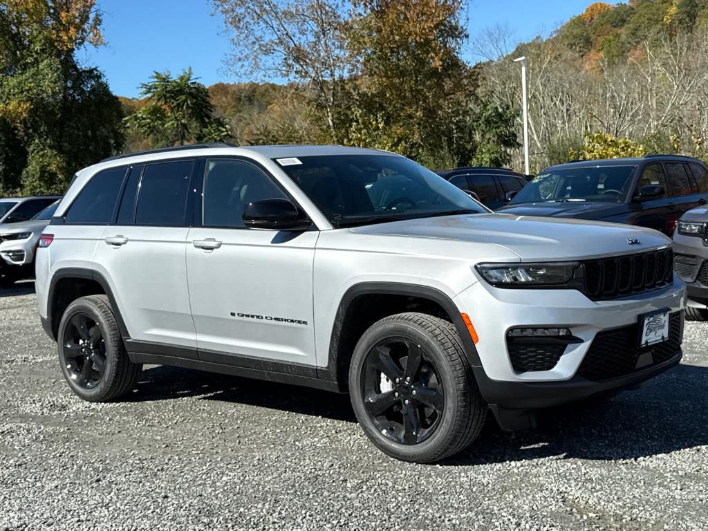 new 2025 Jeep Grand Cherokee car, priced at $50,235