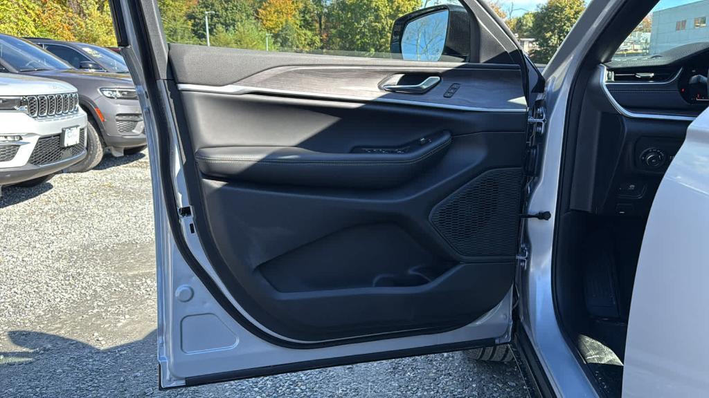 new 2025 Jeep Grand Cherokee car, priced at $50,235