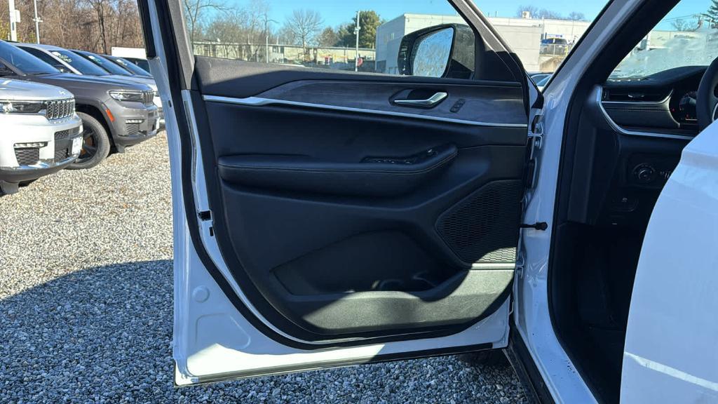 new 2025 Jeep Grand Cherokee car, priced at $51,890