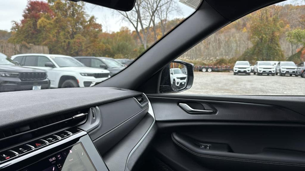 new 2025 Jeep Grand Cherokee car, priced at $45,875