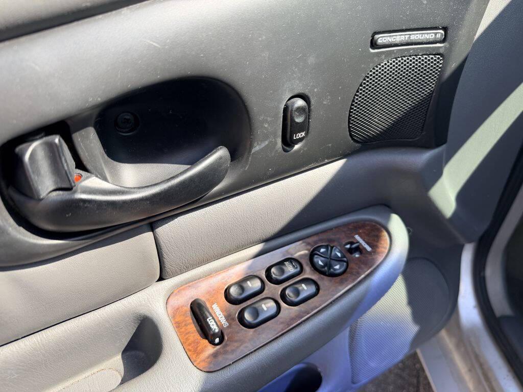 used 2002 Buick Regal car, priced at $3,500